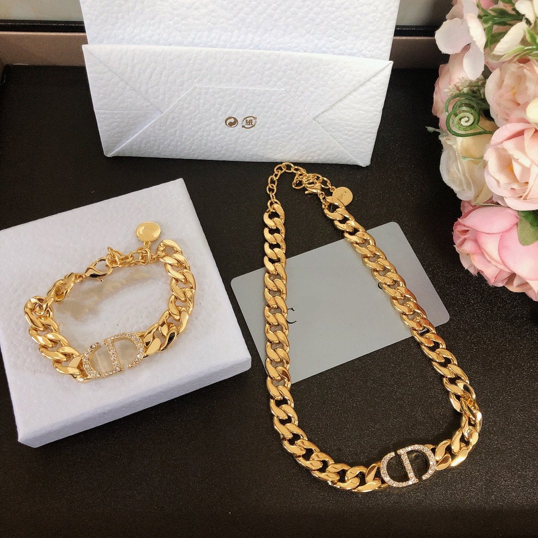 COLLAR CD DE METAL CON ACABADO DORADO Y CRISTALES PLATEADOS