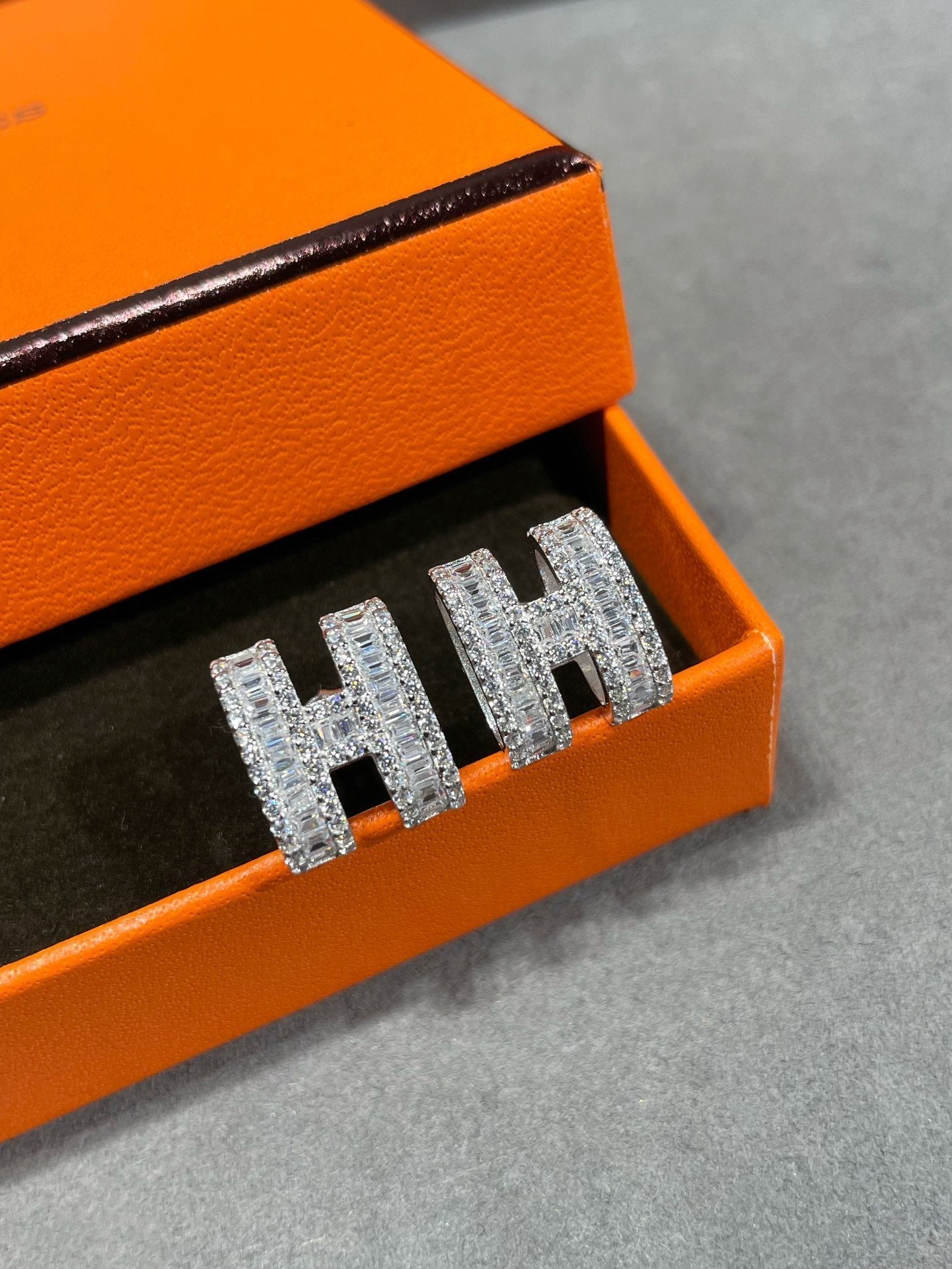 DIANA H STUD EARRINGS WITH SILVER DIAMONDS