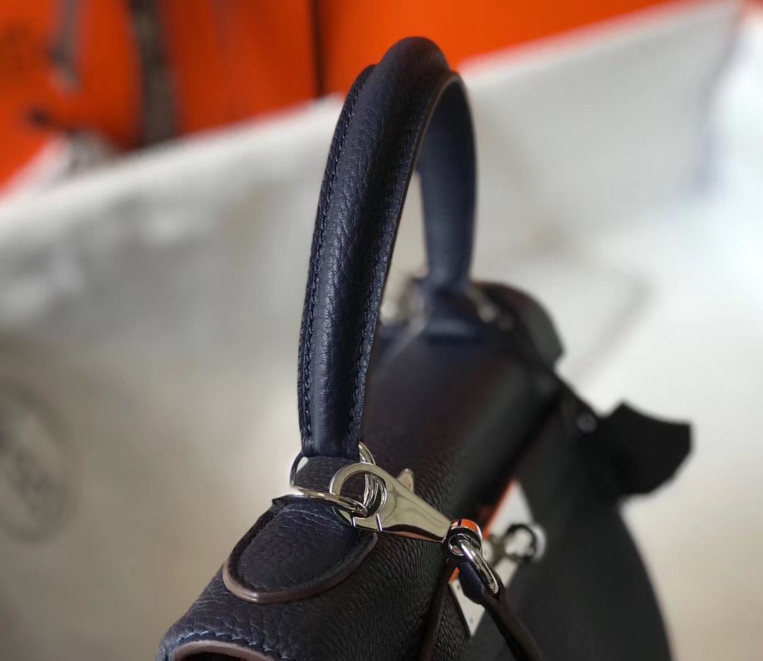 HM KELLY 28 CM CUERO TOGO AZUL OSCURO HIERROS PLATEADOS