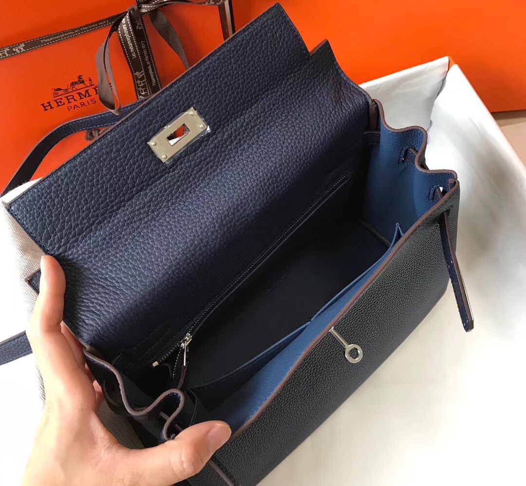 HM KELLY 28 CM CUERO TOGO AZUL OSCURO HIERROS PLATEADOS