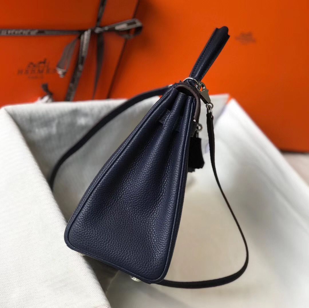 HM KELLY 28 CM CUERO TOGO AZUL OSCURO HIERROS PLATEADOS