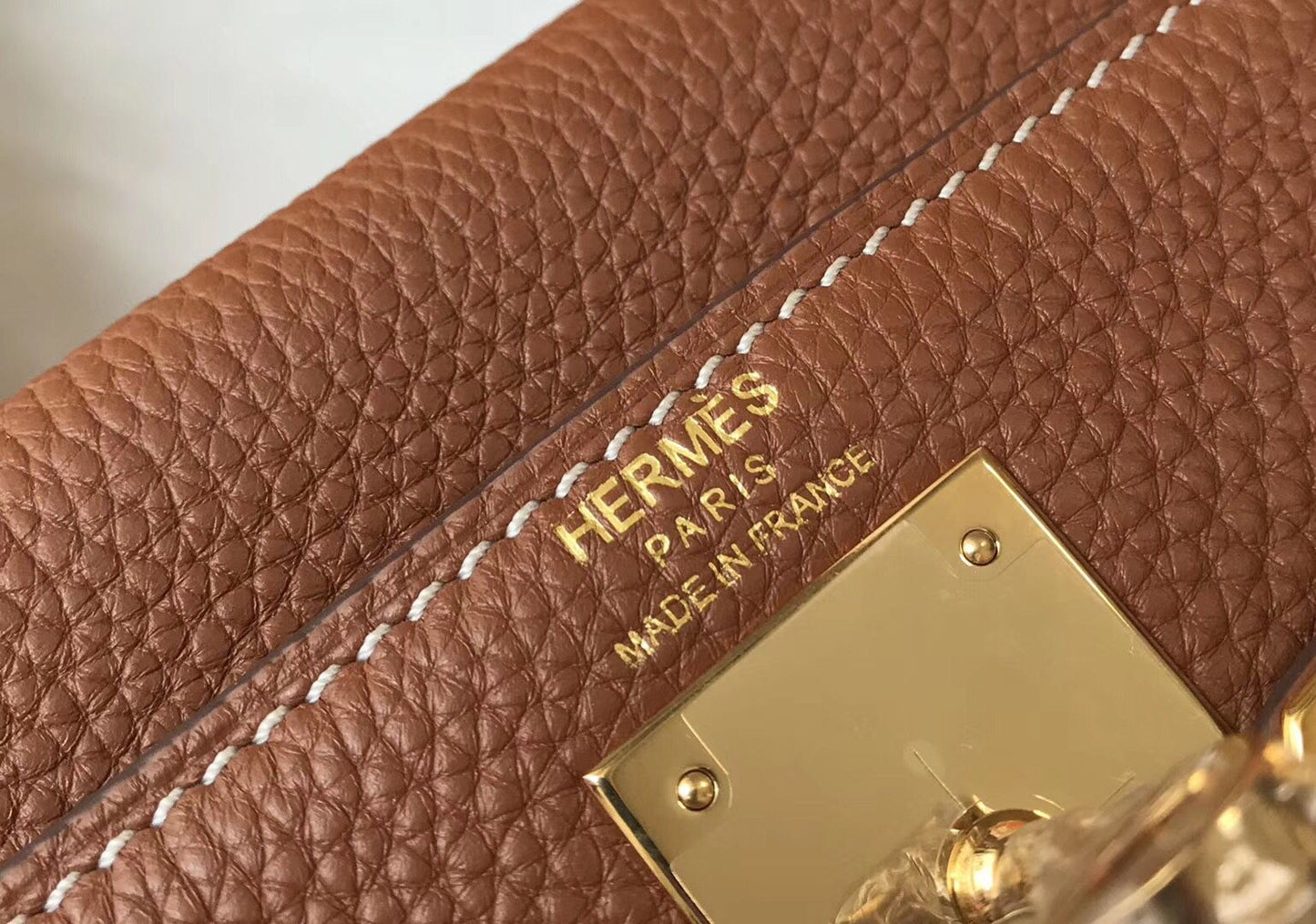 HM KELLY 28 CM CUERO TOGO MARRÓN HERRAJES DORADOS