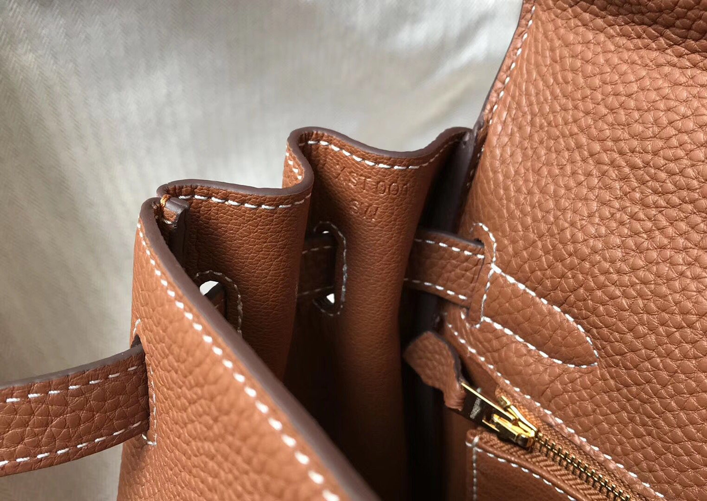 HM KELLY 28 CM CUERO TOGO MARRÓN HERRAJES DORADOS
