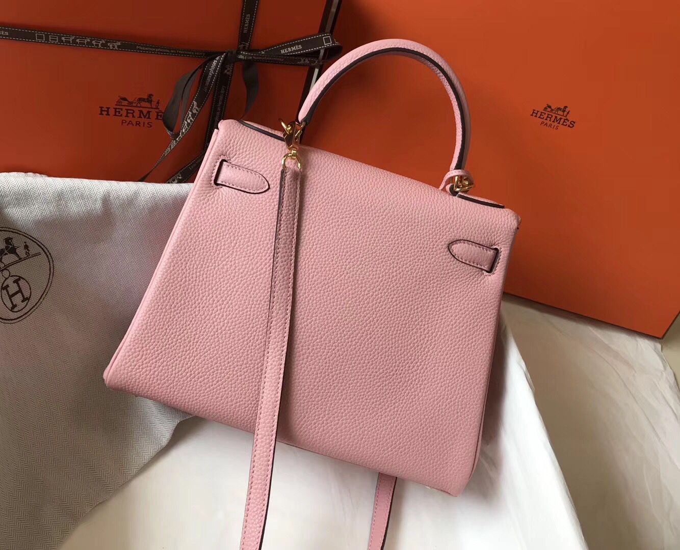 HM KELLY 28 CM PIEL TOGO ROSA HERRAJES DORADOS