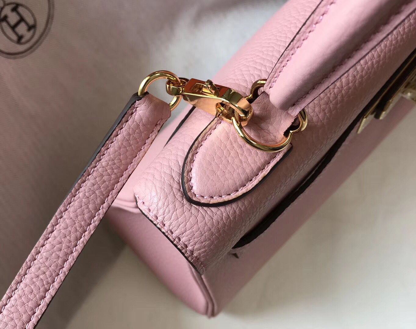 HM KELLY 28 CM PIEL TOGO ROSA HERRAJES DORADOS