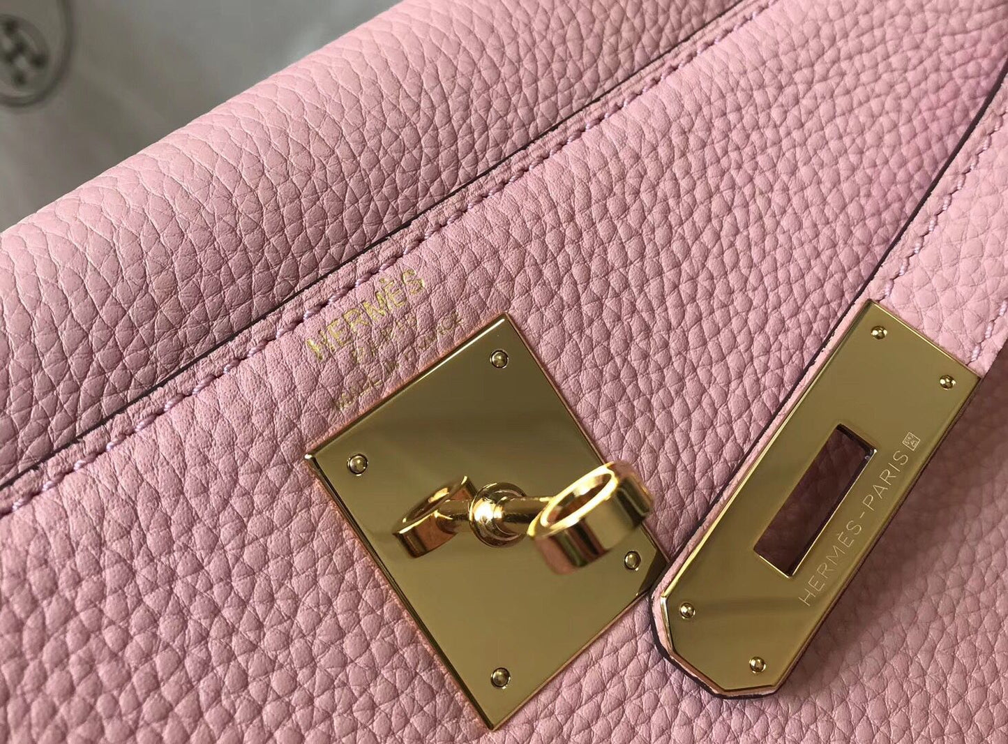 HM KELLY 28 CM PIEL TOGO ROSA HERRAJES DORADOS