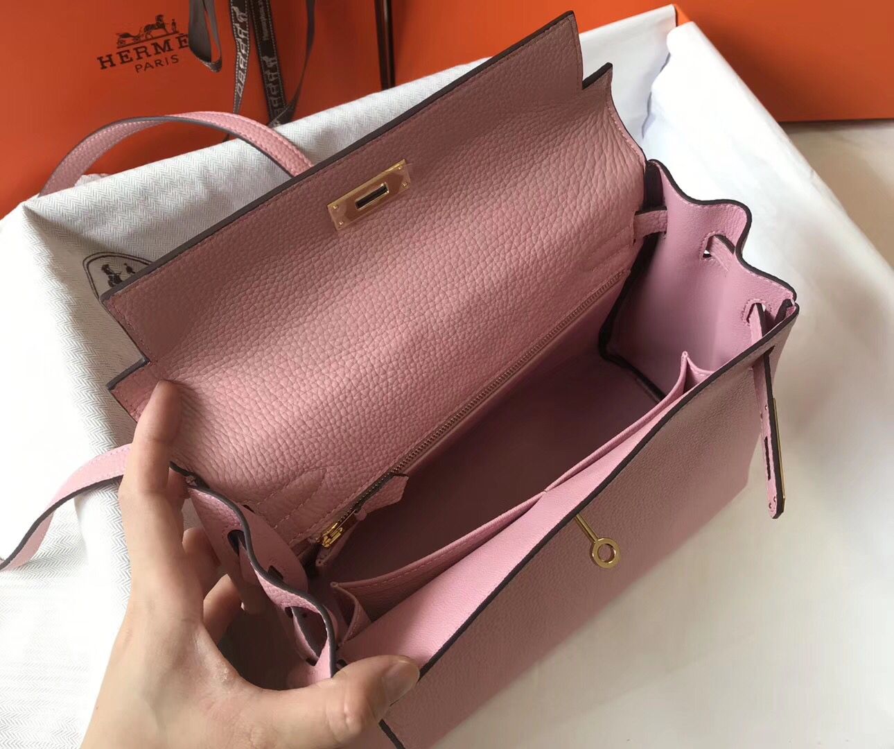 HM KELLY 28 CM PIEL TOGO ROSA HERRAJES DORADOS