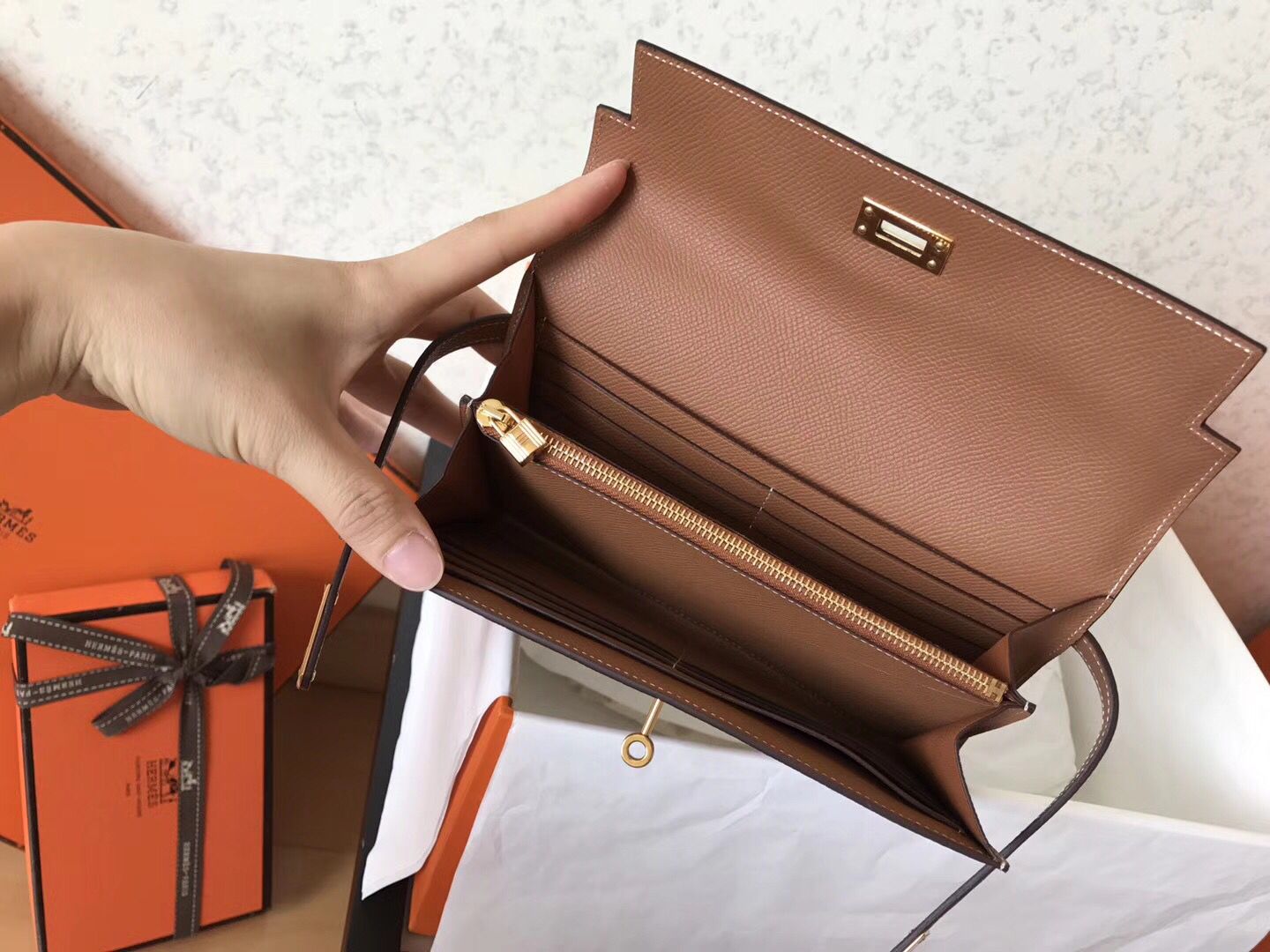 Cartera larga Kelly de 20 cm de piel Epsom marrón