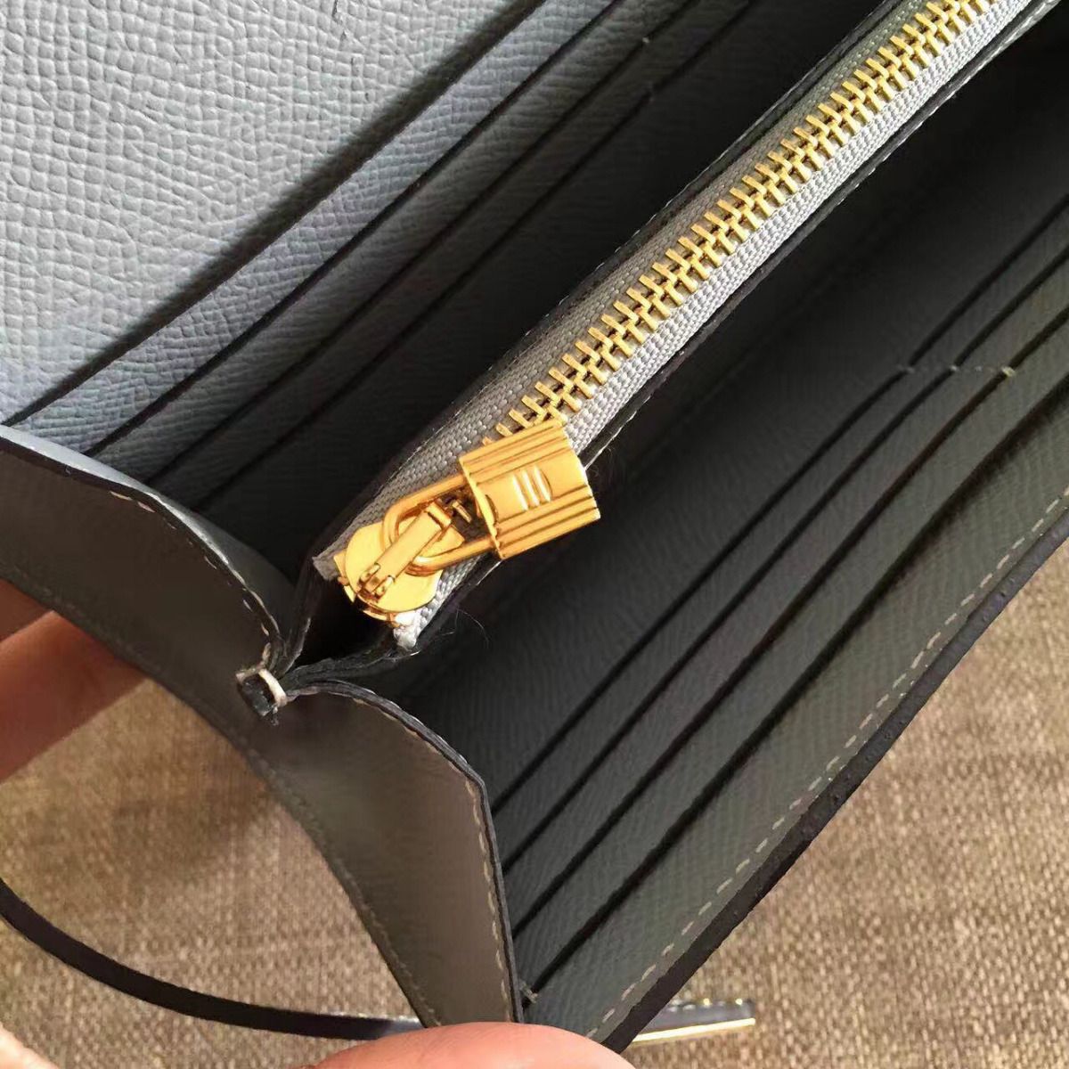 Cartera larga Kelly de 20 cm de piel Epsom gris roca