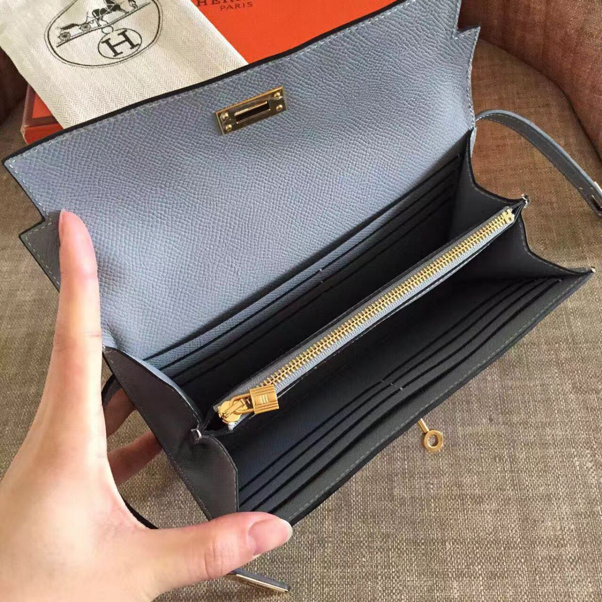 Cartera larga Kelly de 20 cm de piel Epsom gris roca