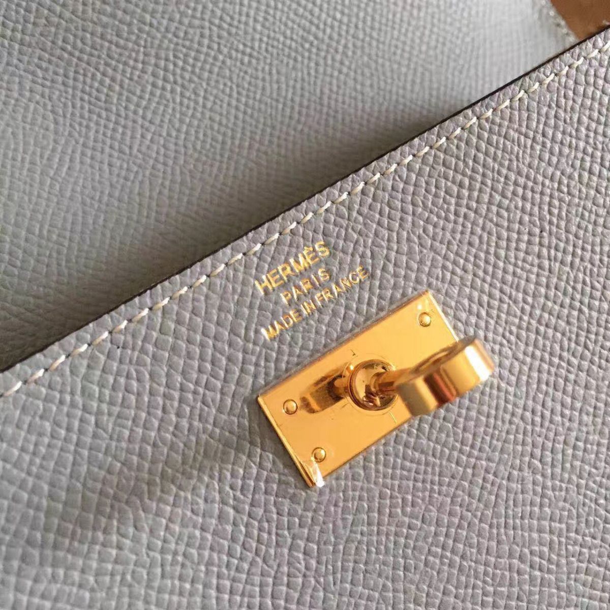 Cartera larga Kelly de 20 cm de piel Epsom gris roca