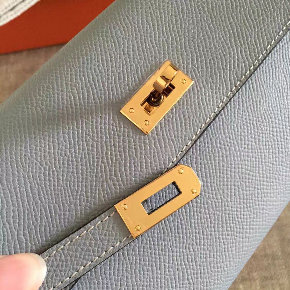 Cartera larga Kelly de 20 cm de piel Epsom gris roca