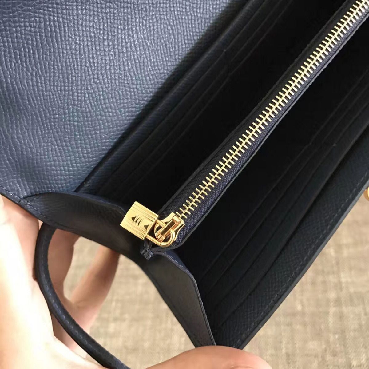 Cartera larga Kelly de 20 cm de piel Epsom azul marino