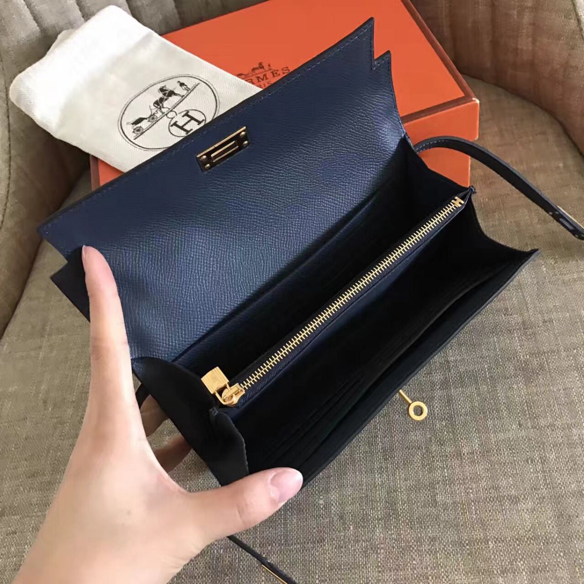 Cartera larga Kelly de 20 cm de piel Epsom azul marino