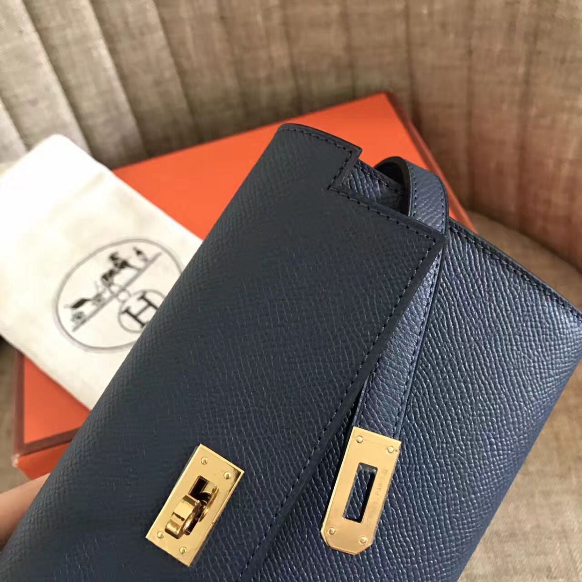 Cartera larga Kelly de 20 cm de piel Epsom azul marino