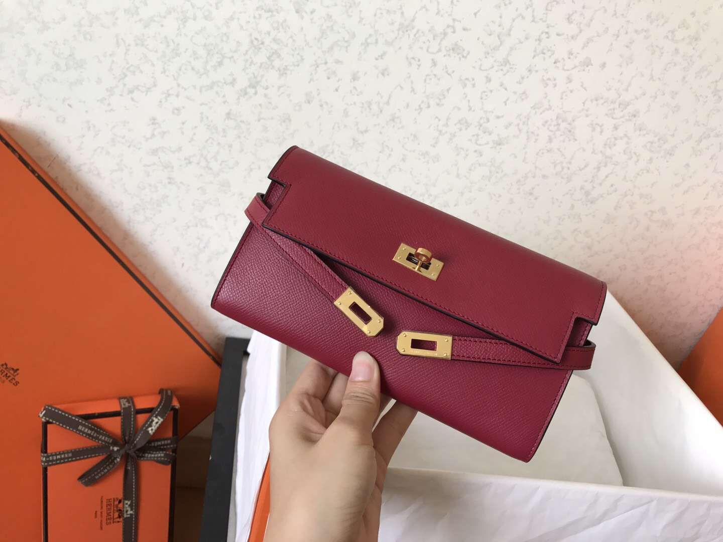 Cartera larga Kelly de 20 cm de piel Epsom color rojo oscuro