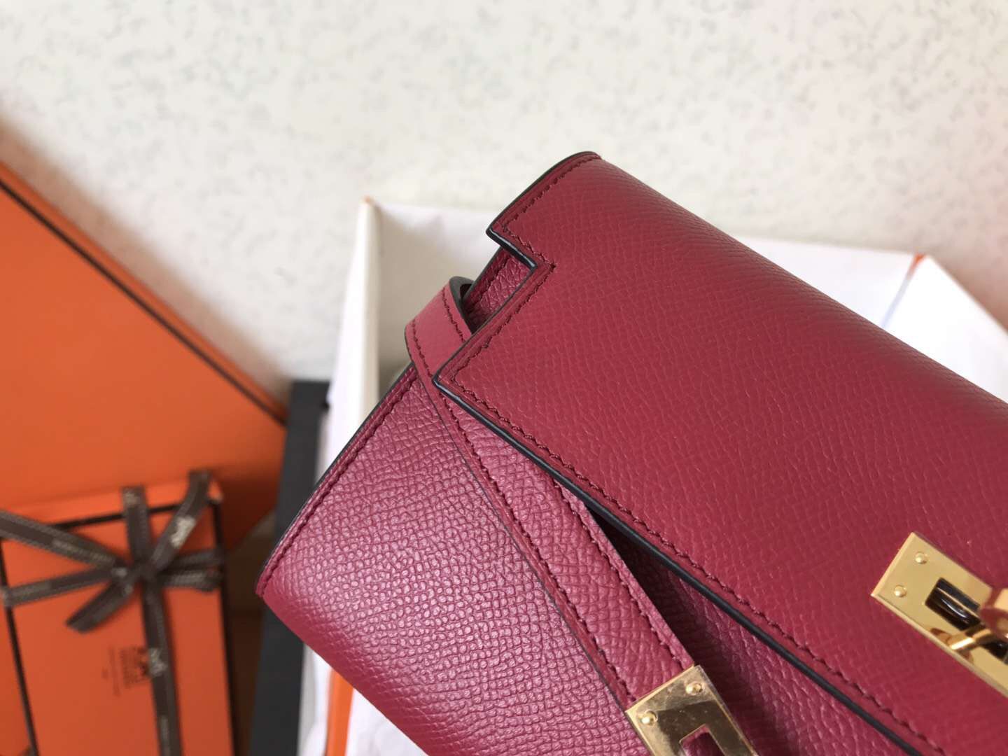 Cartera larga Kelly de 20 cm de piel Epsom color rojo oscuro