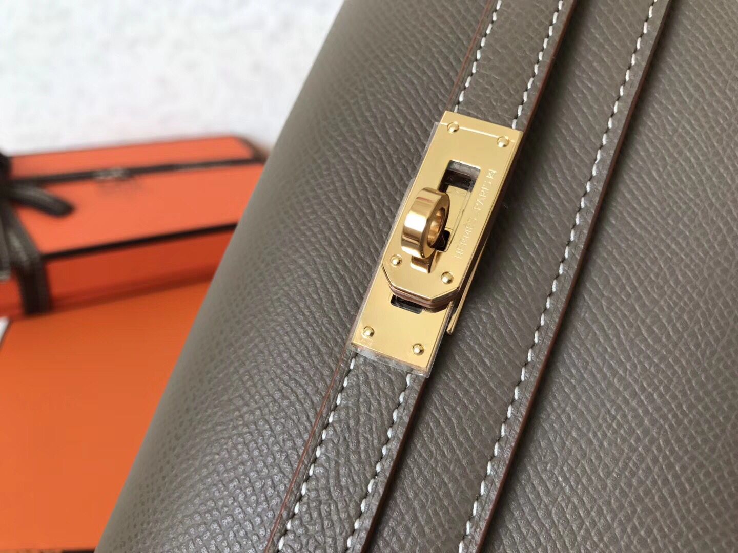 Cartera larga Kelly de 20 cm de piel Epsom color topo