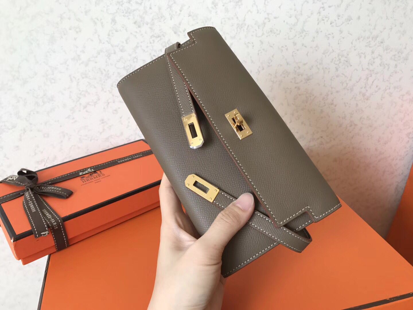 Cartera larga Kelly de 20 cm de piel Epsom color topo