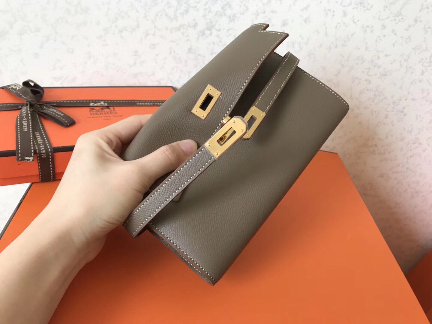 Cartera larga Kelly de 20 cm de piel Epsom color topo