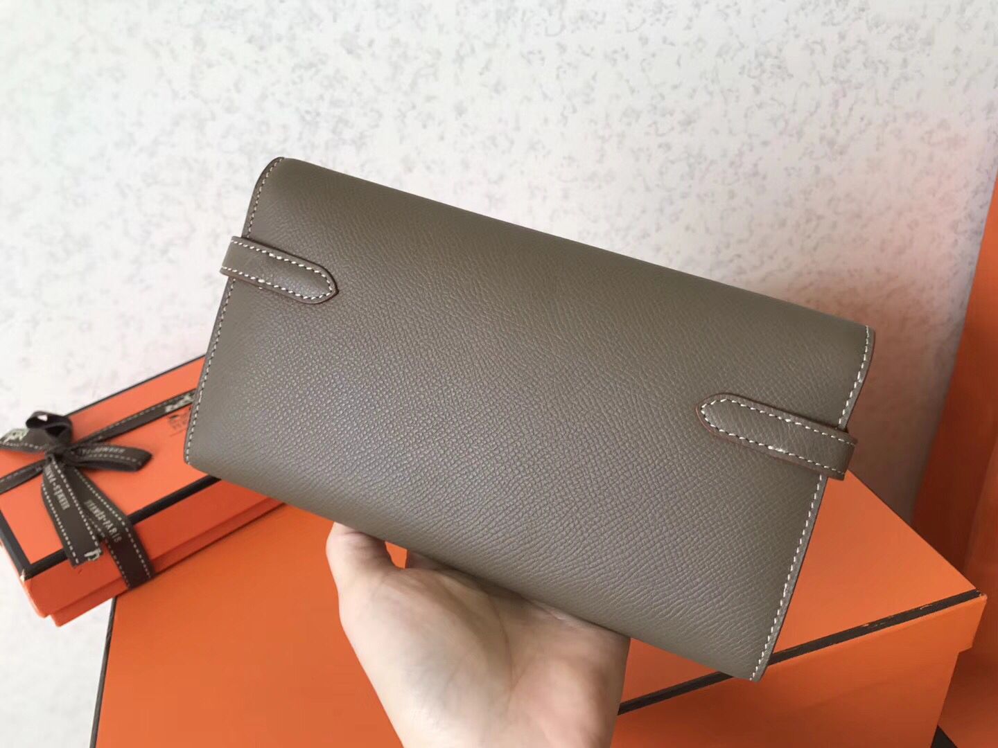 Cartera larga Kelly de 20 cm de piel Epsom color topo