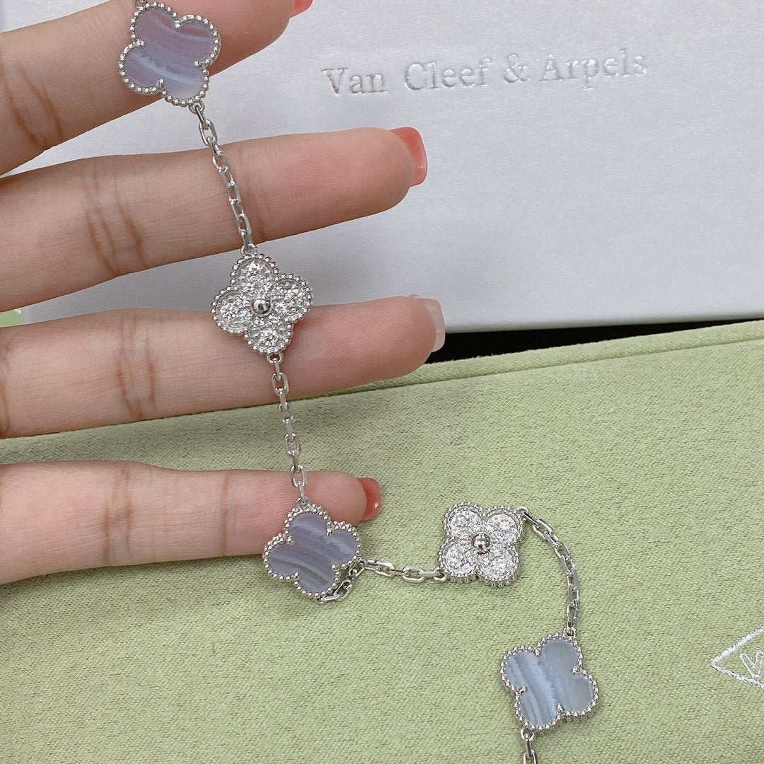 PULSERA DE PLATA CON 5 MOTIVOS DE TRÉBOL Y CALCEDONIA PÚRPURA DE DIANA