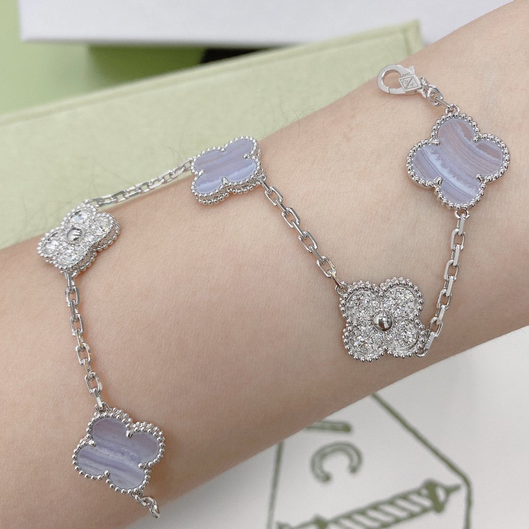 PULSERA DE PLATA CON 5 MOTIVOS DE TRÉBOL Y CALCEDONIA PÚRPURA DE DIANA