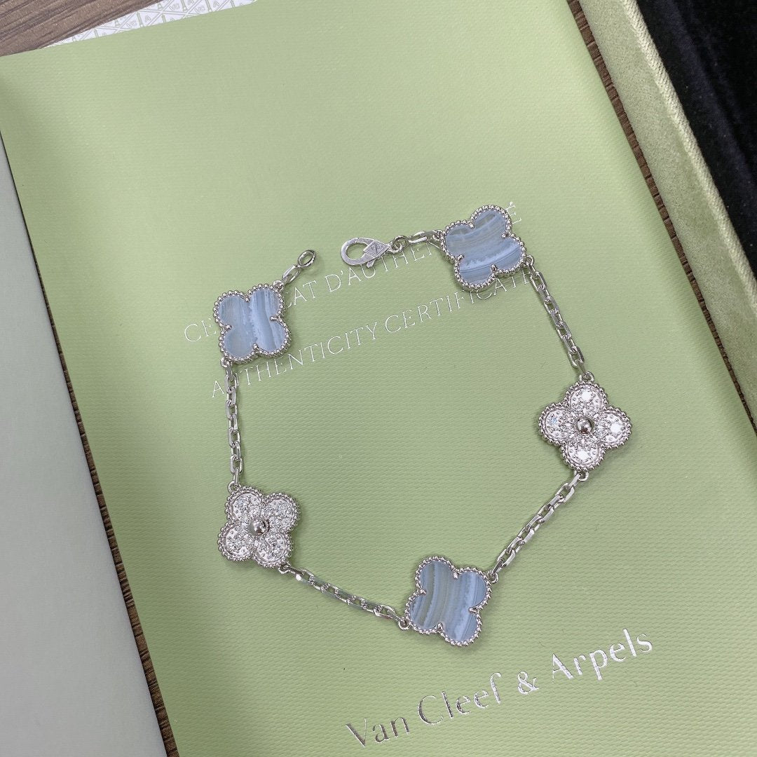 PULSERA DE PLATA CON 5 MOTIVOS DE TRÉBOL Y CALCEDONIA PÚRPURA DE DIANA