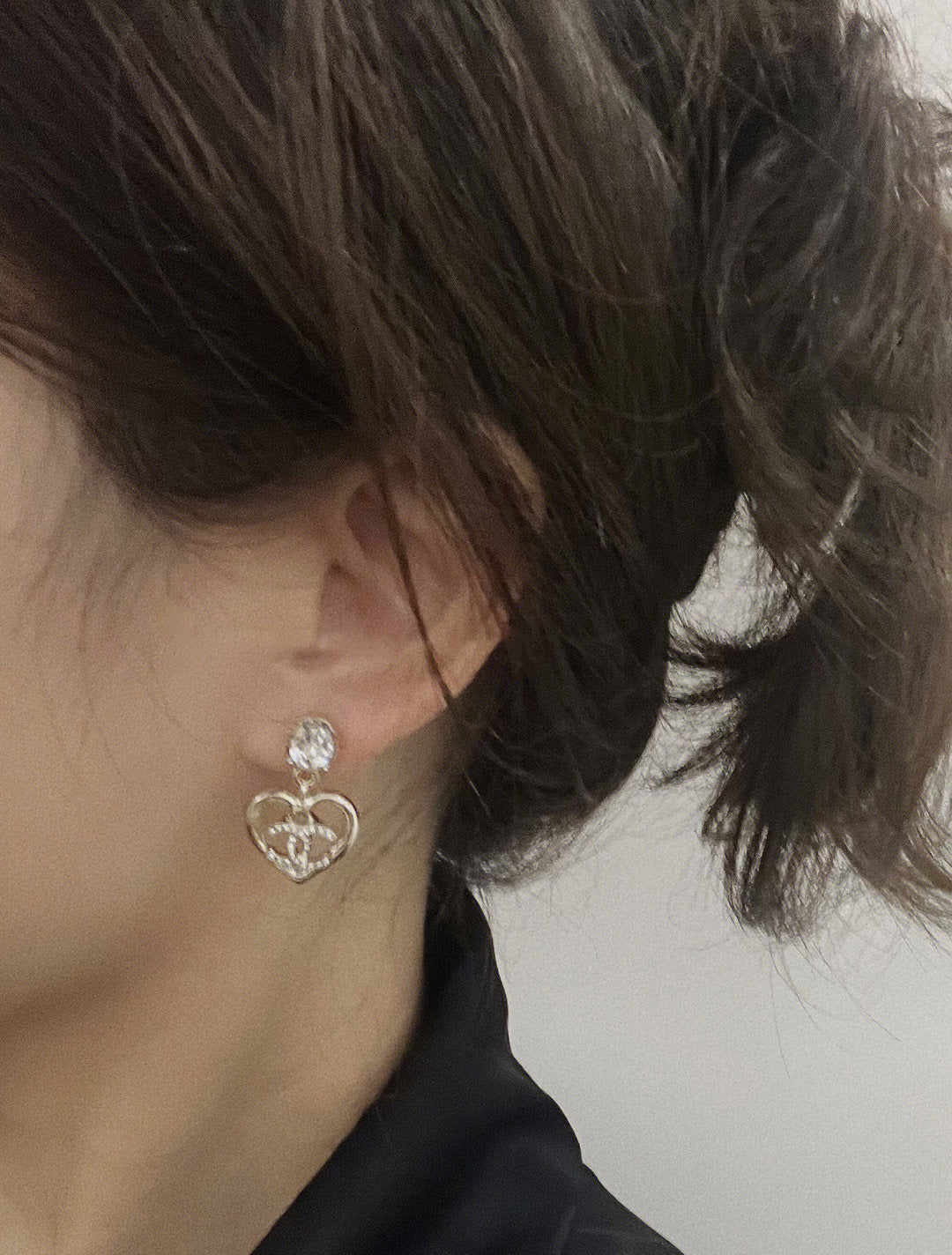Pendientes CC con forma de corazón de cristal y strass en oro claro