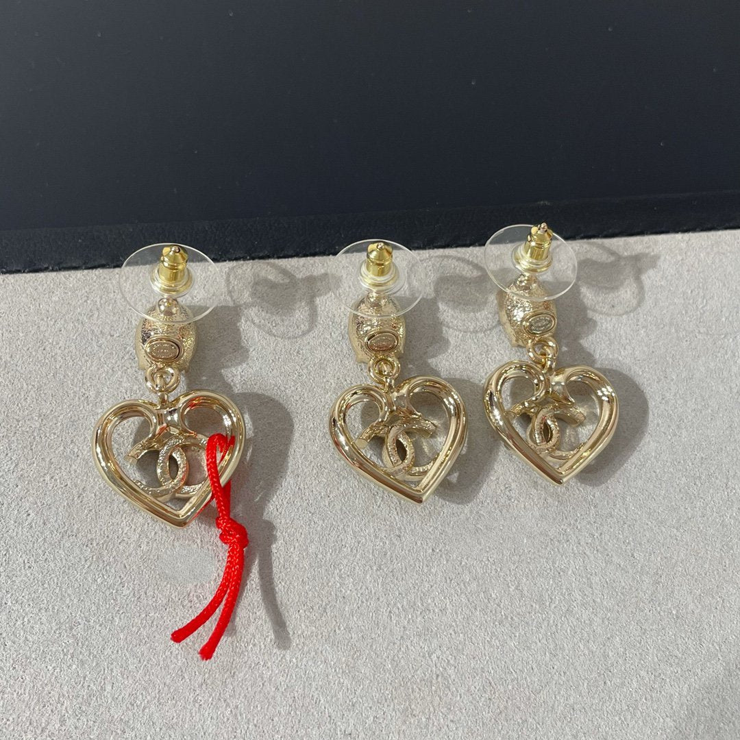 Pendientes CC con forma de corazón de cristal y strass en oro claro