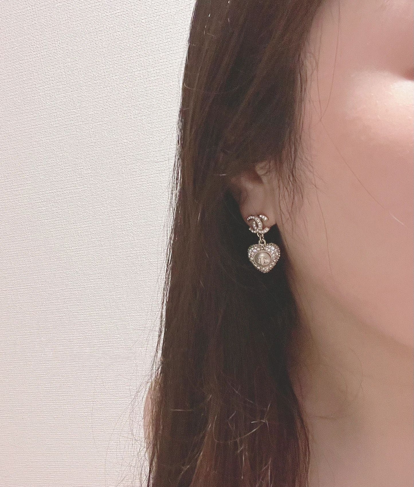 Boucles d'oreilles pendantes en forme de cœur pavé de diamants avec logo CC