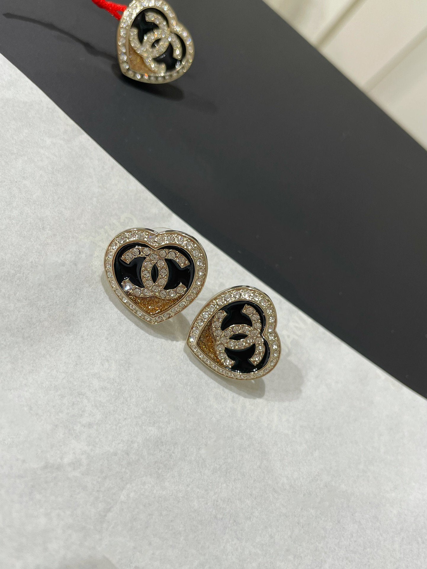 Pendientes de botón con corazón de esmalte negro y diamantes cc