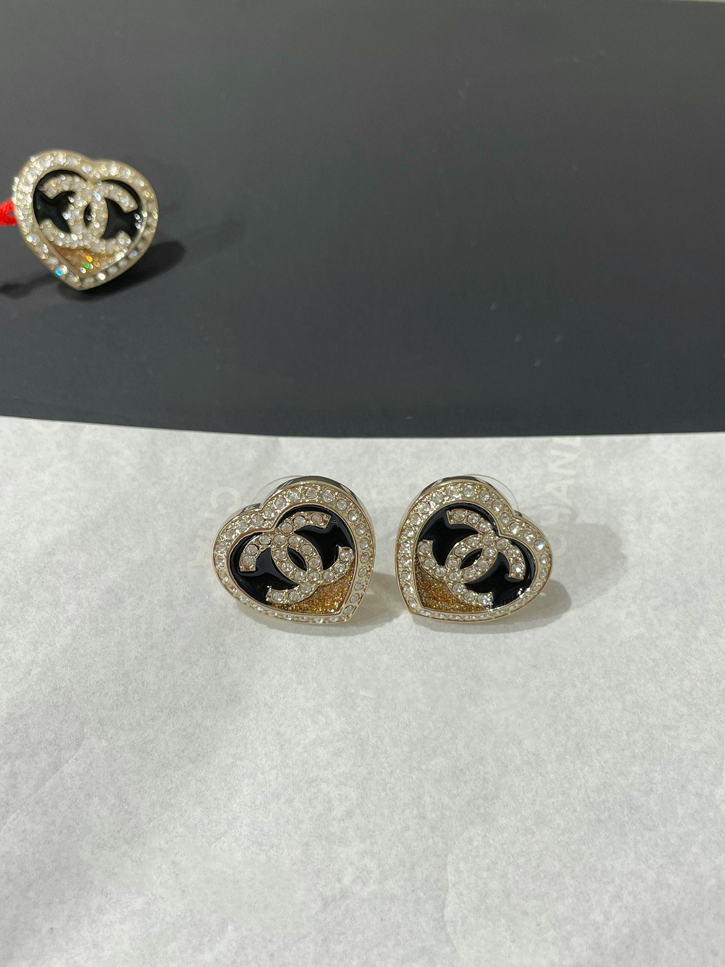 Pendientes de botón con corazón de esmalte negro y diamantes cc
