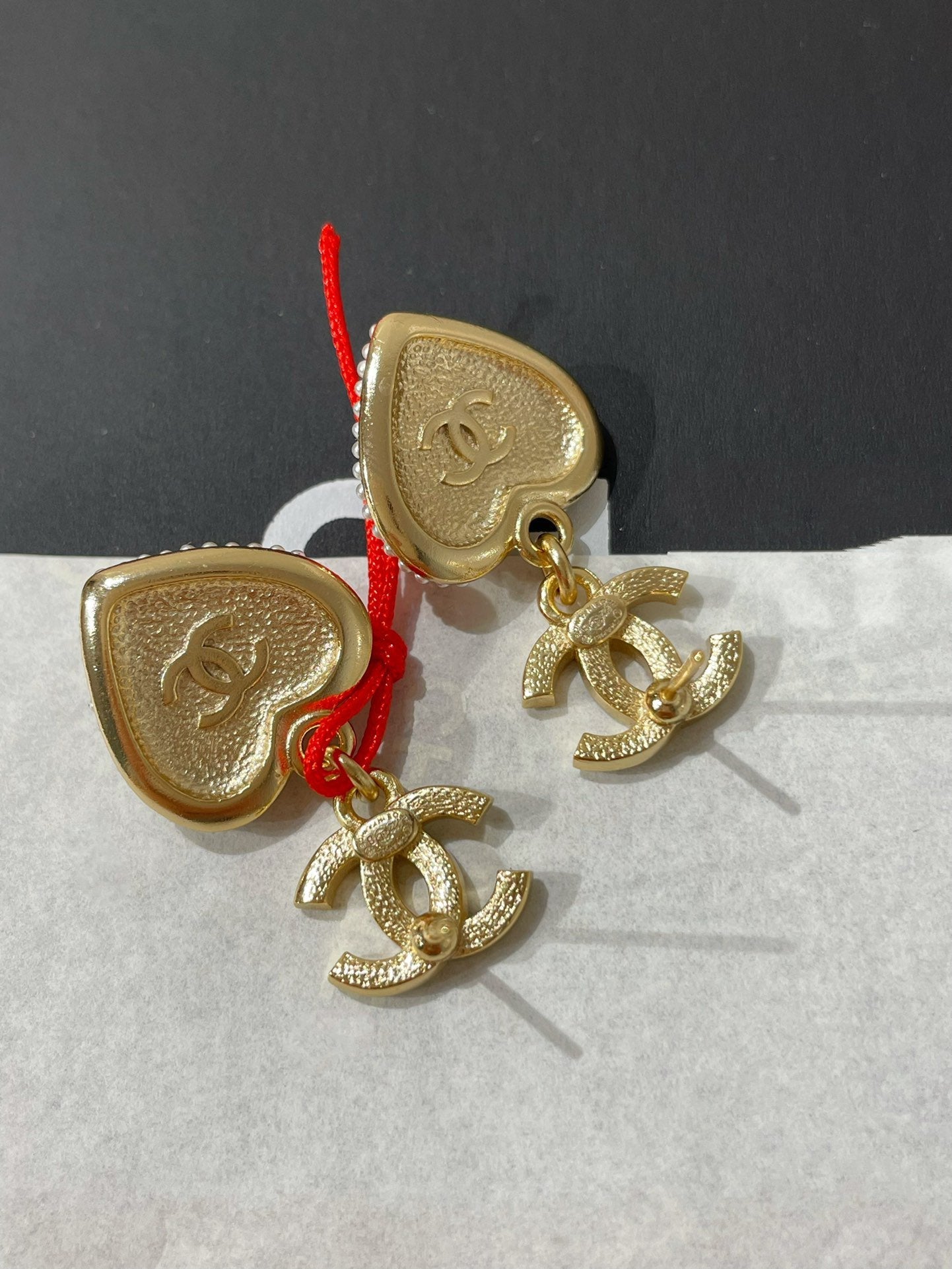 Boucles d'oreilles pendantes en forme de cœur pavé de diamants avec logo CC