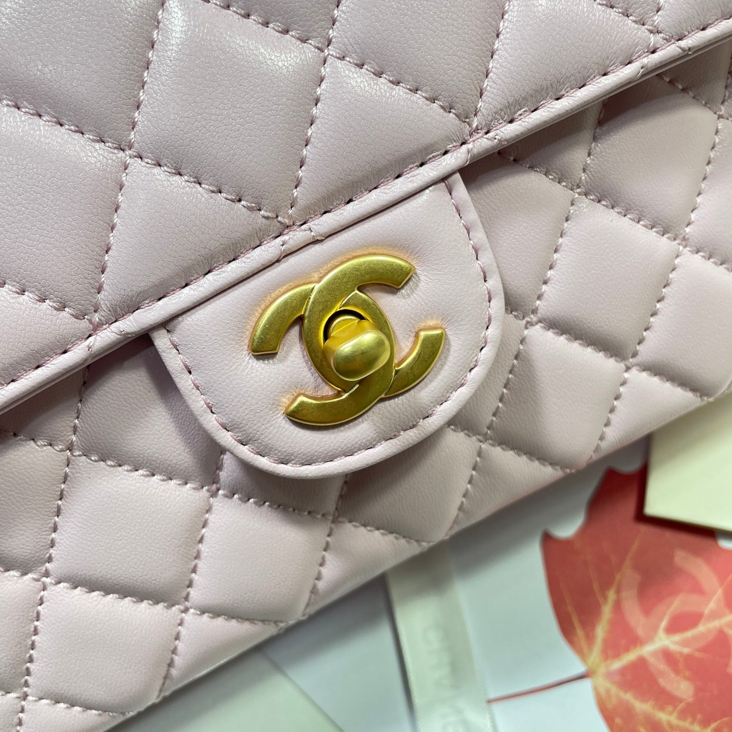 Bolso mediano con solapa CC 25P de 25 cm, asa superior de piel de becerro rosa y herrajes dorados