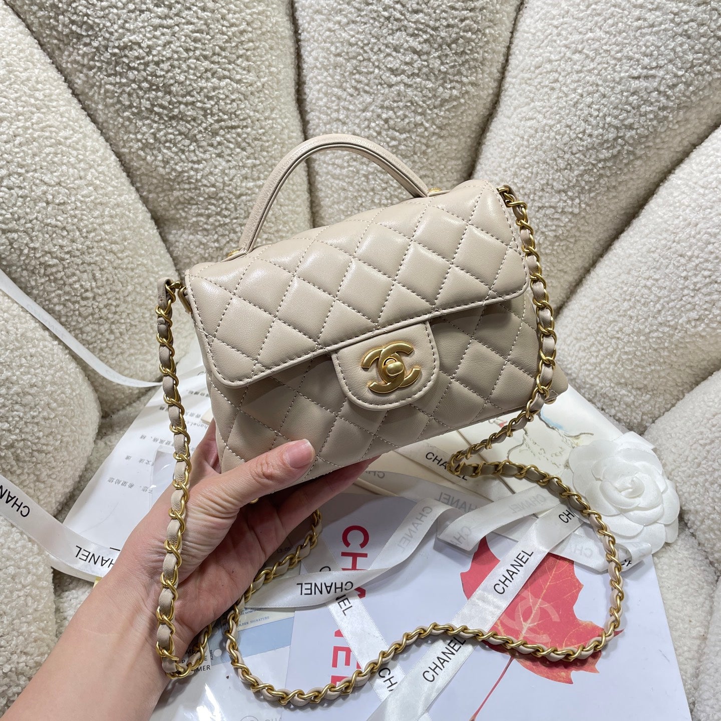 Bolso mini con solapa CC 25P de 20 cm, asa superior, piel de becerro beige y herrajes dorados