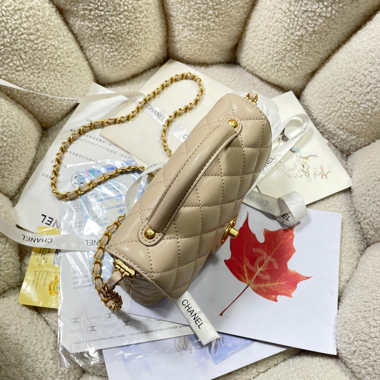 Bolso mini con solapa CC 25P de 20 cm, asa superior, piel de becerro beige y herrajes dorados