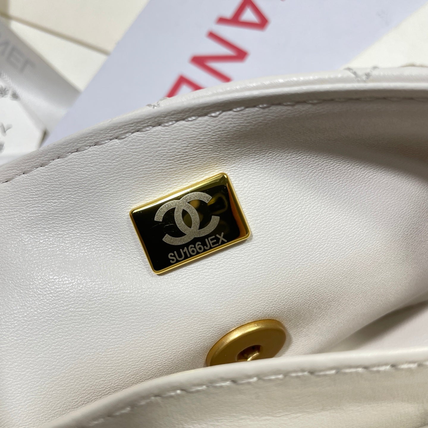 Bolso mini con solapa CC 25P de 22 cm con asa superior de piel de becerro color crema y herrajes dorados