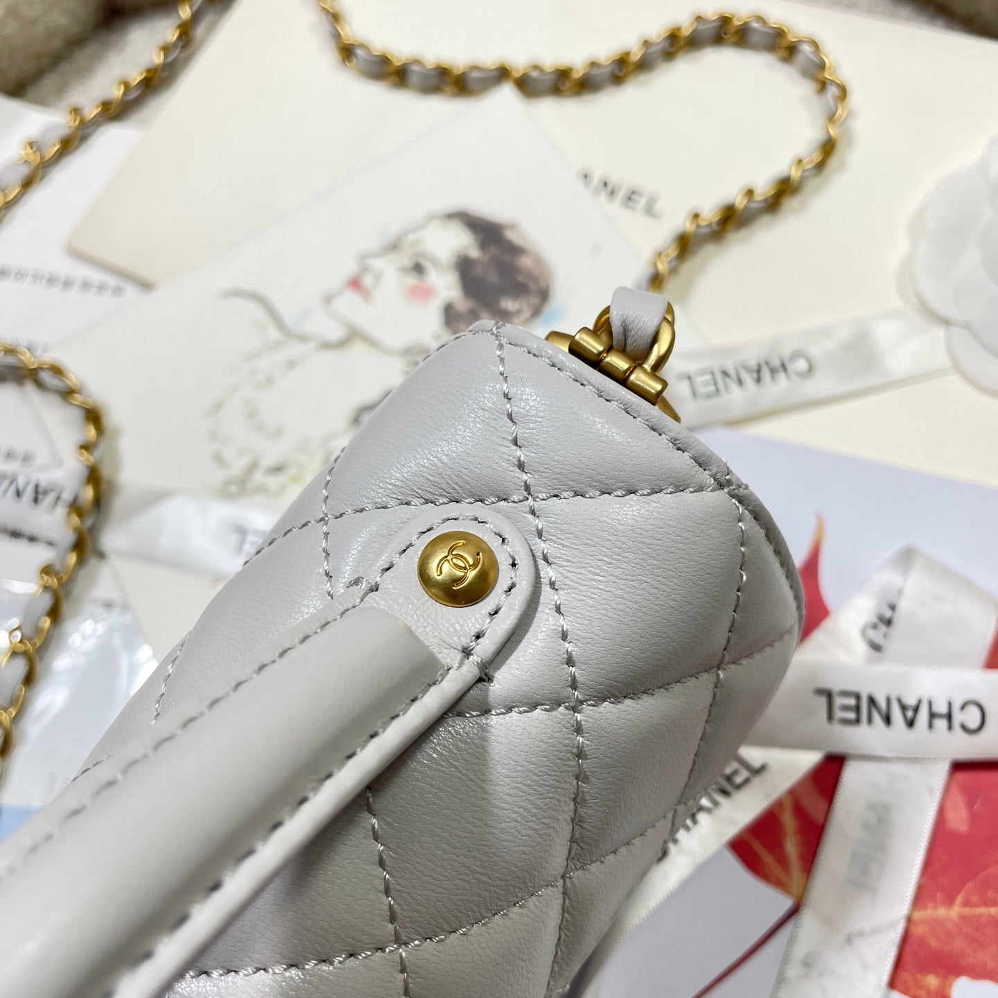 Mini sac à rabat CC 25P 22 cm, poignée supérieure, cuir de veau gris, accessoires dorés