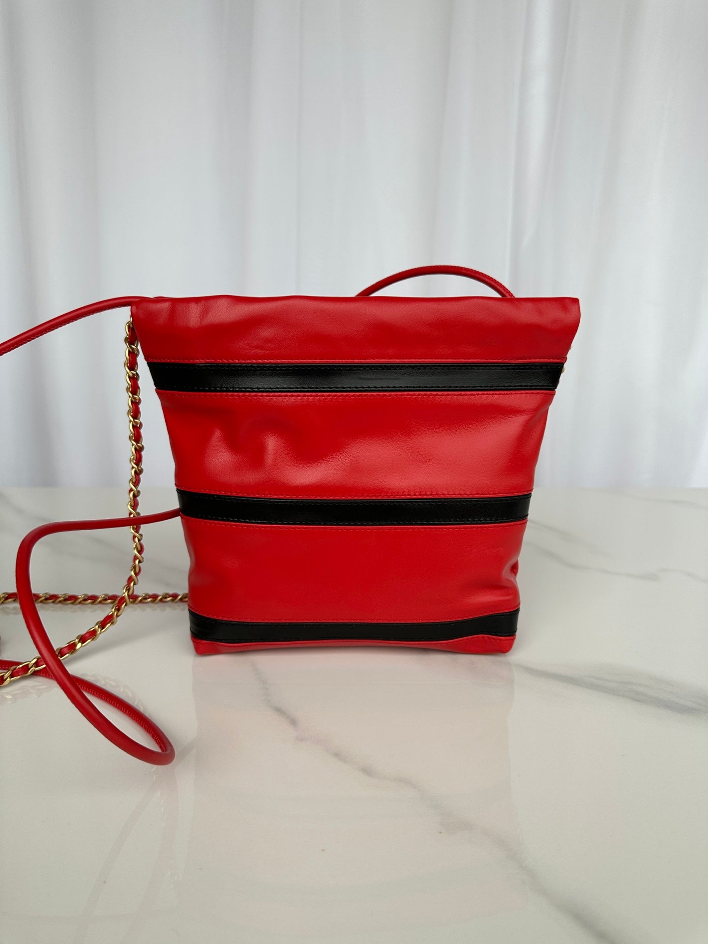 Bolso hobo CC 22 rojo y negro de piel de becerro con herrajes dorados