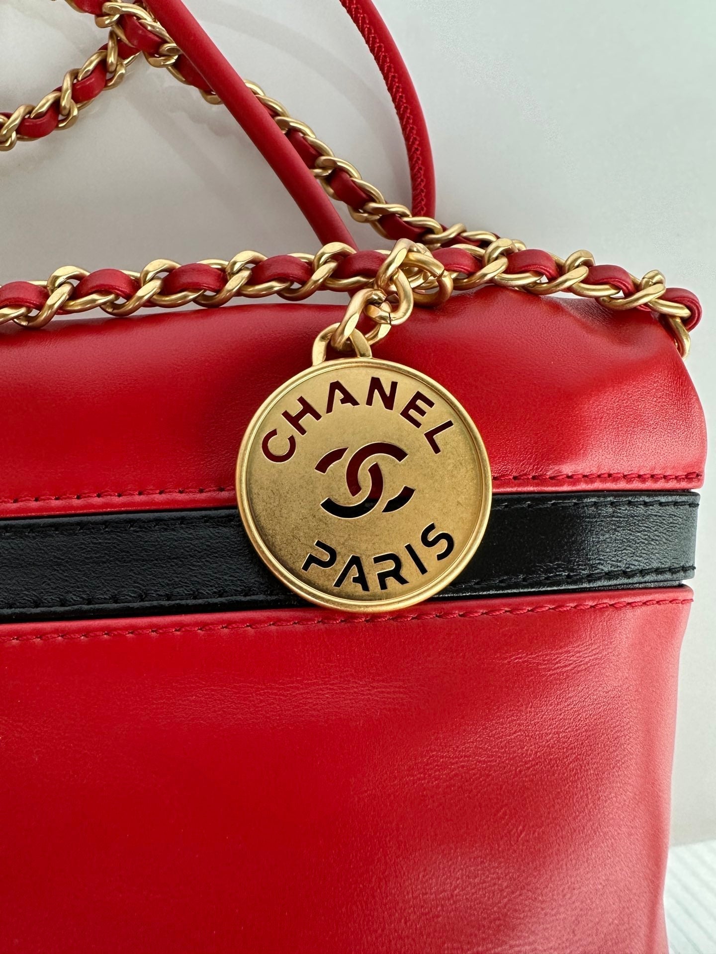 Bolso hobo CC 22 rojo y negro de piel de becerro con herrajes dorados