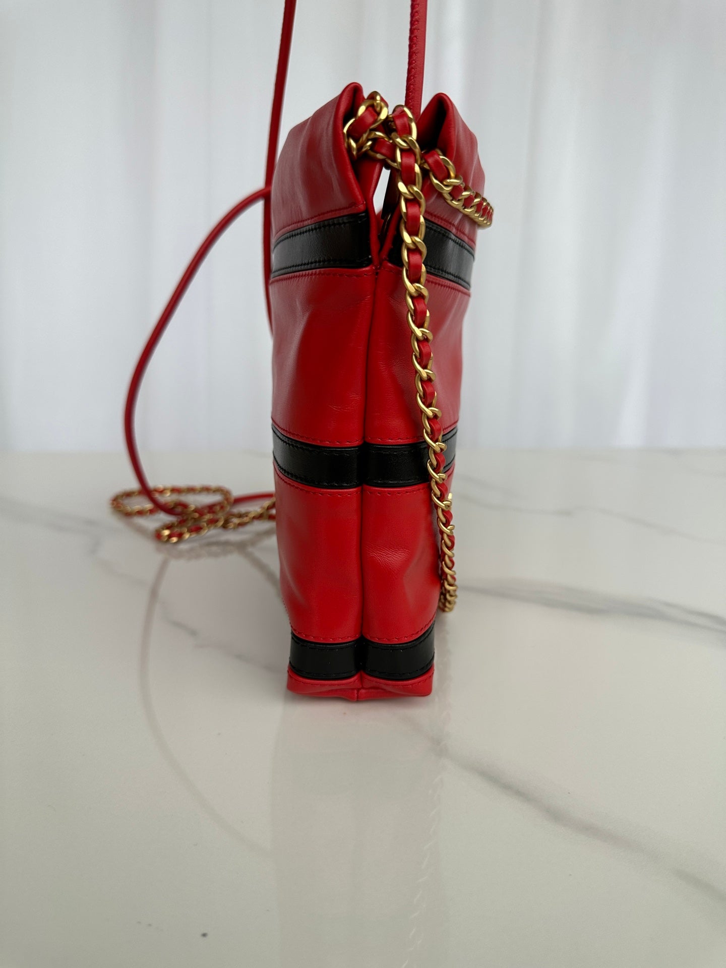 Bolso hobo CC 22 rojo y negro de piel de becerro con herrajes dorados