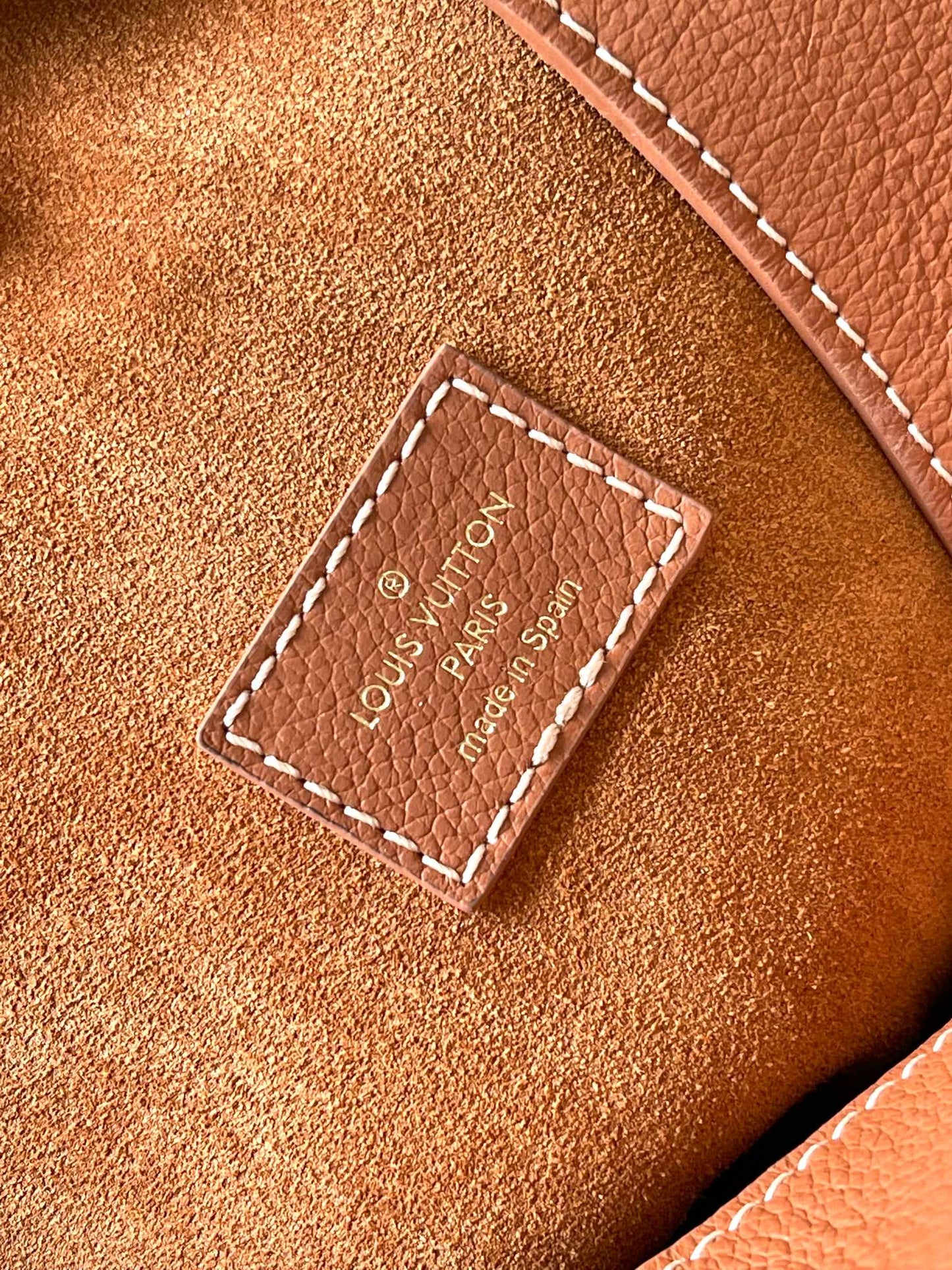 BOLSO HOBO MM 35 DE DISEÑO EN PIEL DE BECERRO LISA COLOR COÑAC