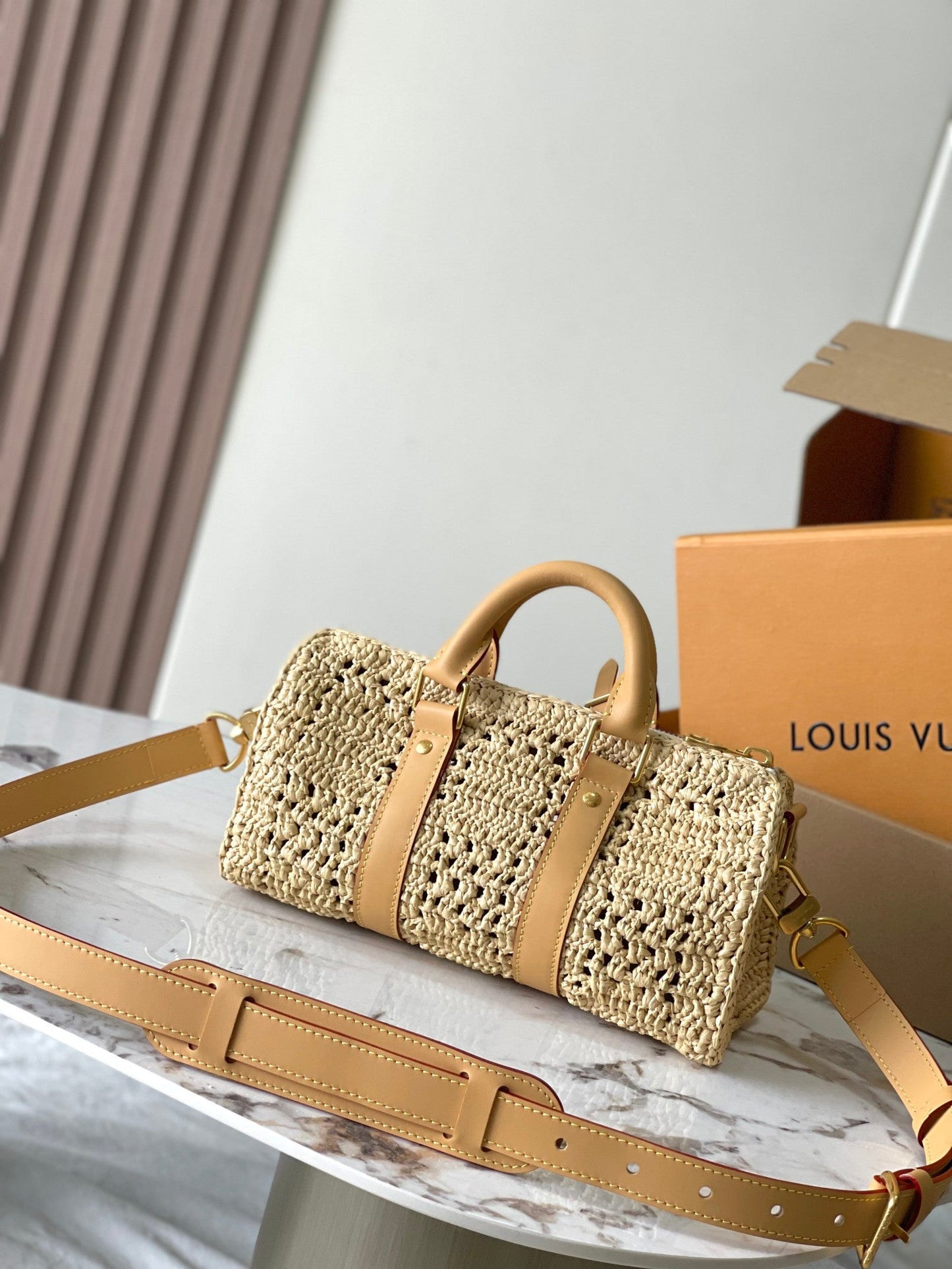 KEEPALL BANDOULI¨¨RE 25 EN RAFIA DE GANCHILLO BEIGE Y RIBETE DE PIEL DE BECERRO