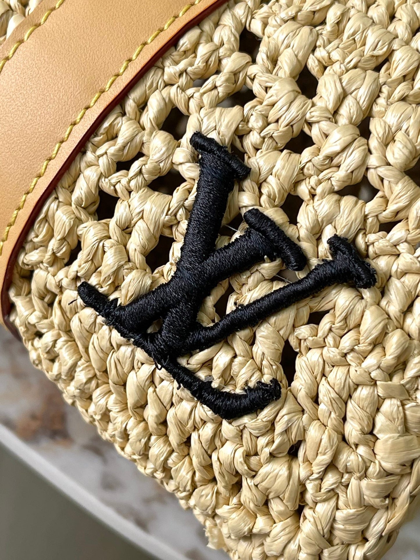 KEEPALL BANDOULI¨¨RE 25 EN RAFIA DE GANCHILLO BEIGE Y RIBETE DE PIEL DE BECERRO