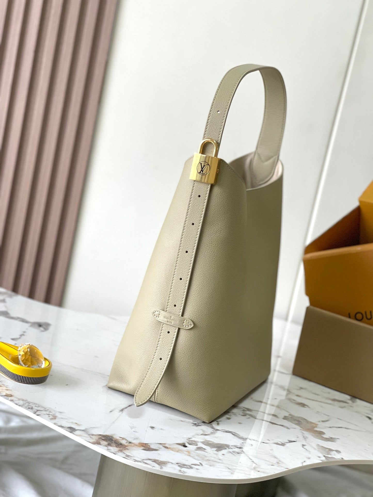 BOLSO HOBO DISCRETO MM 35 EN PIEL DE BECERRO LISA COLOR ARCILLA