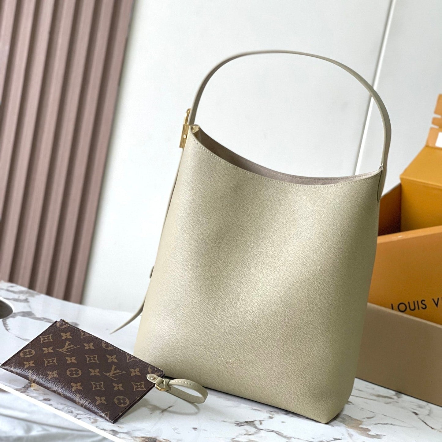 BOLSO HOBO DISCRETO MM 35 EN PIEL DE BECERRO LISA COLOR ARCILLA