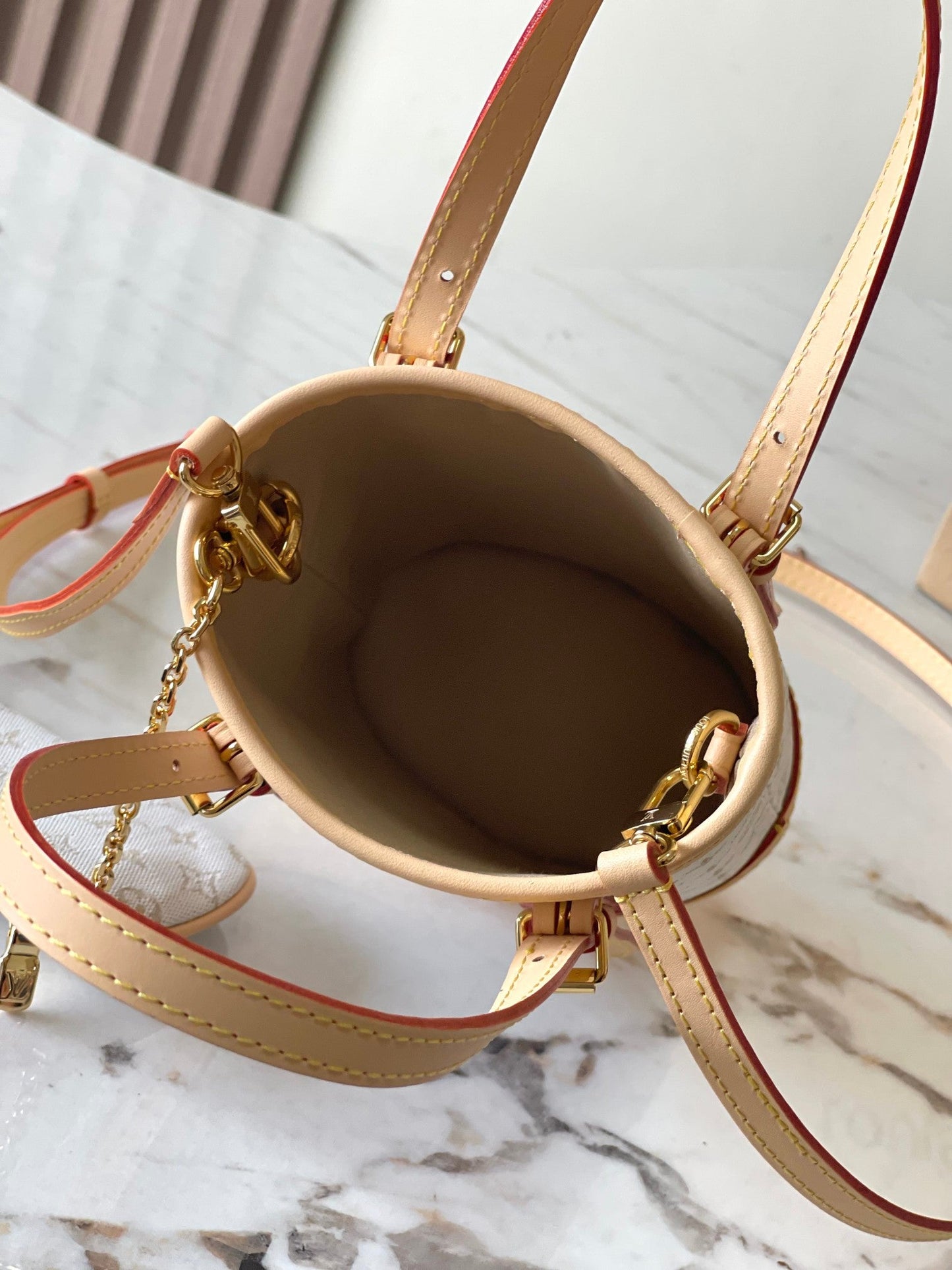 SEAU NANO 17 EN JACQUARD MONOGRAMME BLANC ET GARNITURE EN CUIR DE VEAU BEIGE