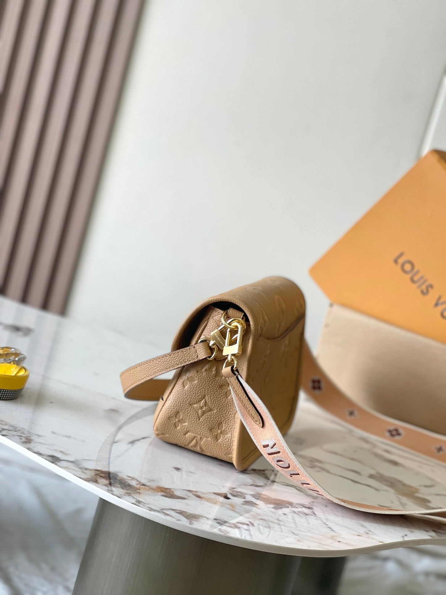 DIANE 23 EN PIEL DE BECERRO GRANULADA EN RELIEVE, COLOR MARRÓN BRONCEADO CÁLIDO