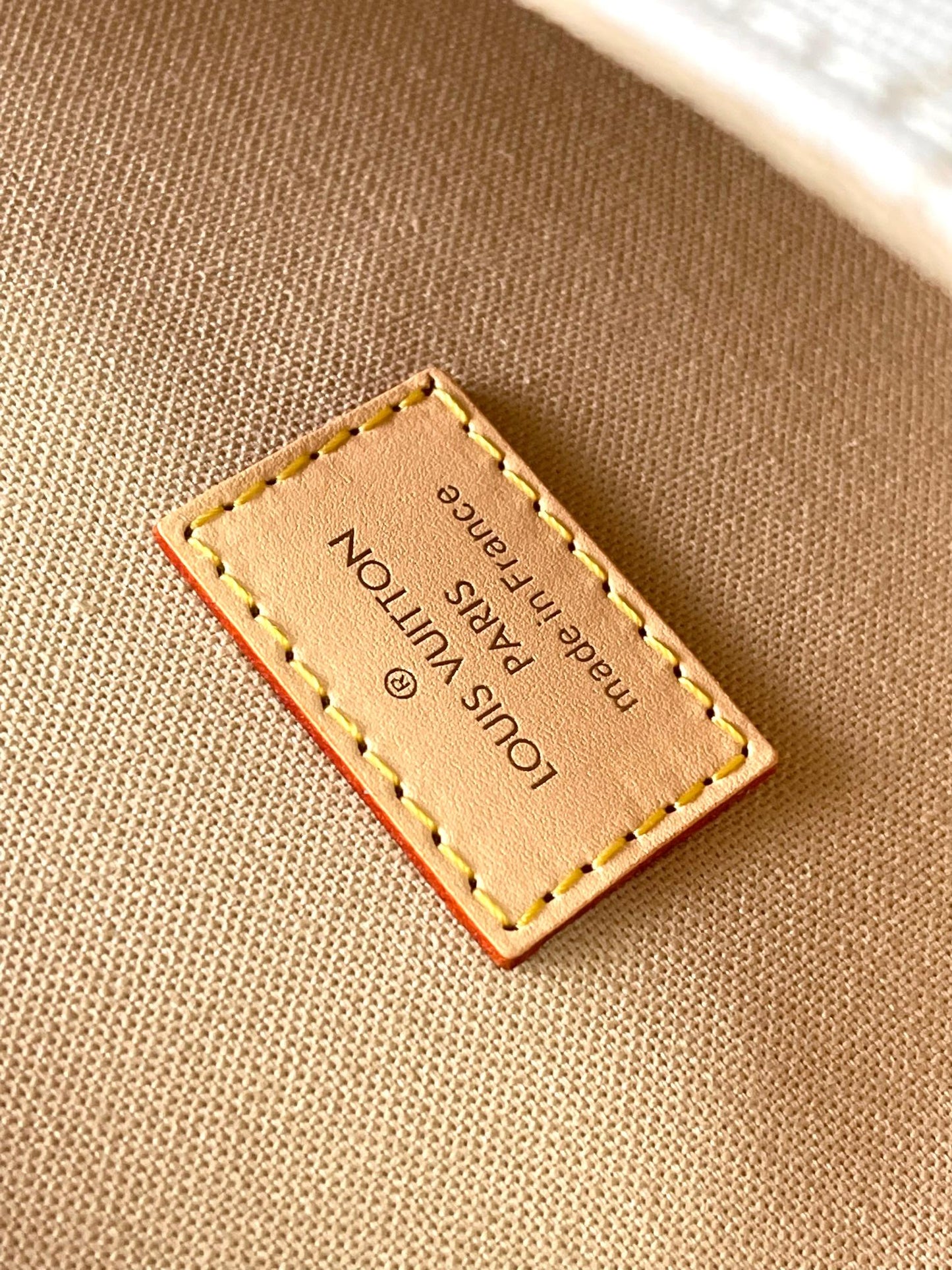 SAUMUR BB 20 MINI JACQUARD MONOGRAMME BLANC ET GARNITURES EN CUIR QUINCAILLERIE DORÉ